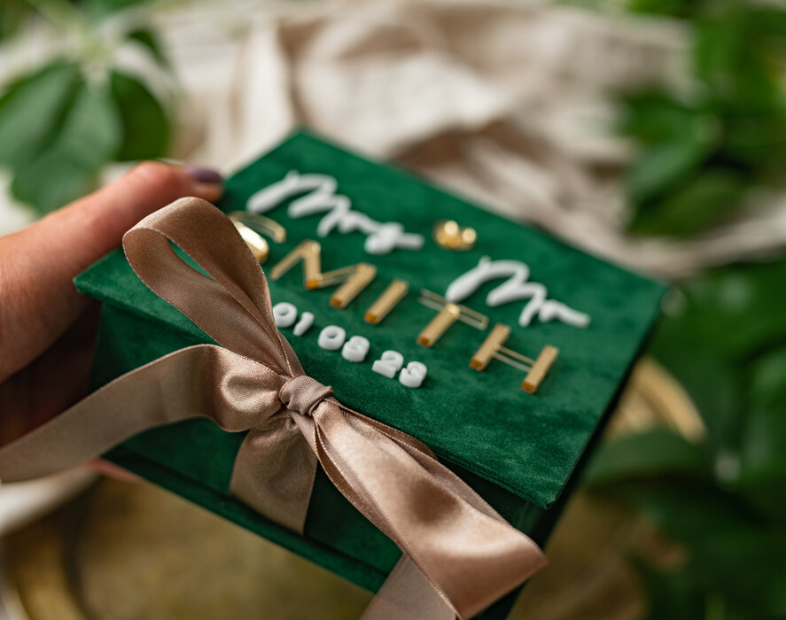 Pudełka Szkatułki na Obrączki glamour zielona welurowa szkatułka na obrączki wasze imiona i data, welurowe pudełko na obrączki ślubne, eleganckie aksamitne pudełko na obrączki ze złotymi napisami1