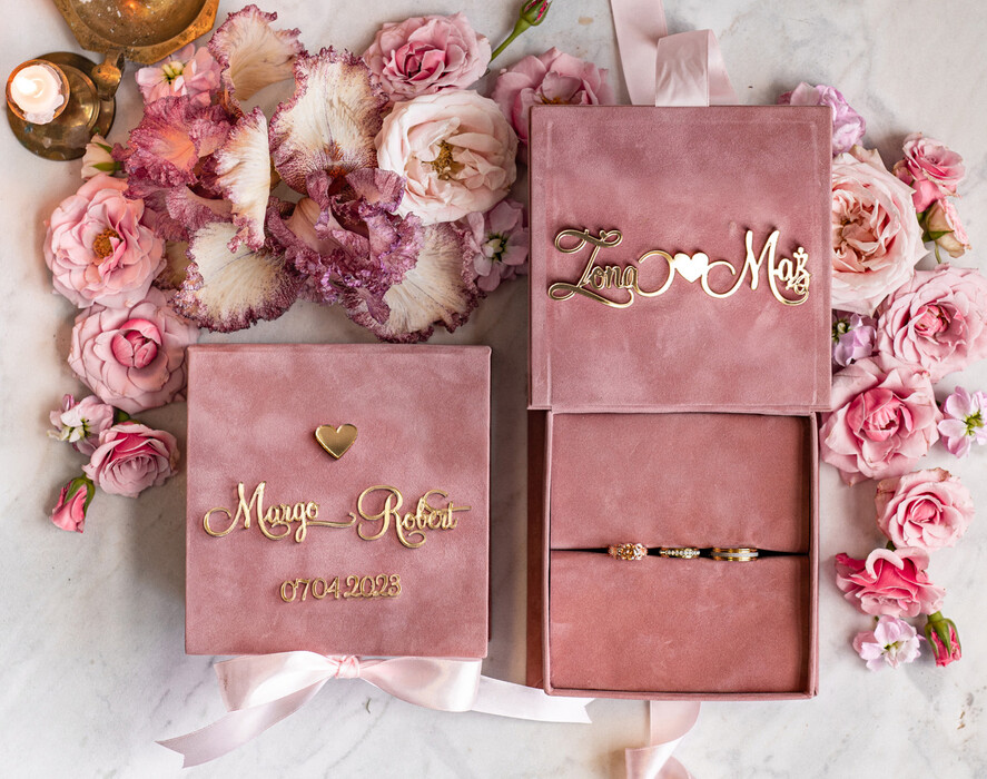 Pudełka Szkatułki na Obrączki glamour szkatułka na obrączki wasze imiona i data, welurowe pudełko na obrączki ślubne, eleganckie aksamitne pudełko na obrączki  ze złotymi napisami, wesele glamour 1