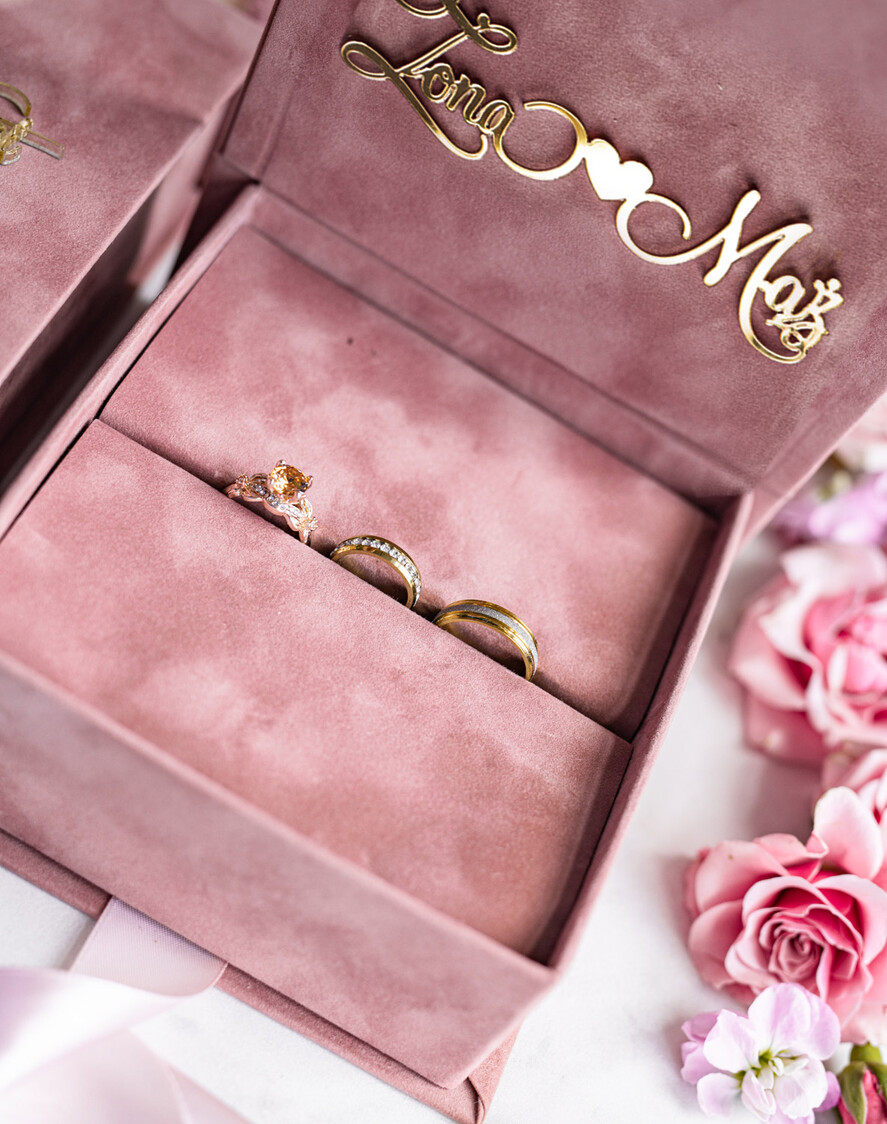 Pudełka Szkatułki na Obrączki glamour szkatułka na obrączki wasze imiona i data, welurowe pudełko na obrączki ślubne, eleganckie aksamitne pudełko na obrączki  ze złotymi napisami, wesele glamour 3