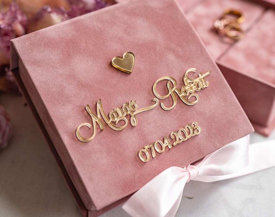 Pudełka Szkatułki na Obrączki glamour szkatułka na obrączki wasze imiona i data, welurowe pudełko na obrączki ślubne, eleganckie aksamitne pudełko na obrączki  ze złotymi napisami, wesele glamour 5