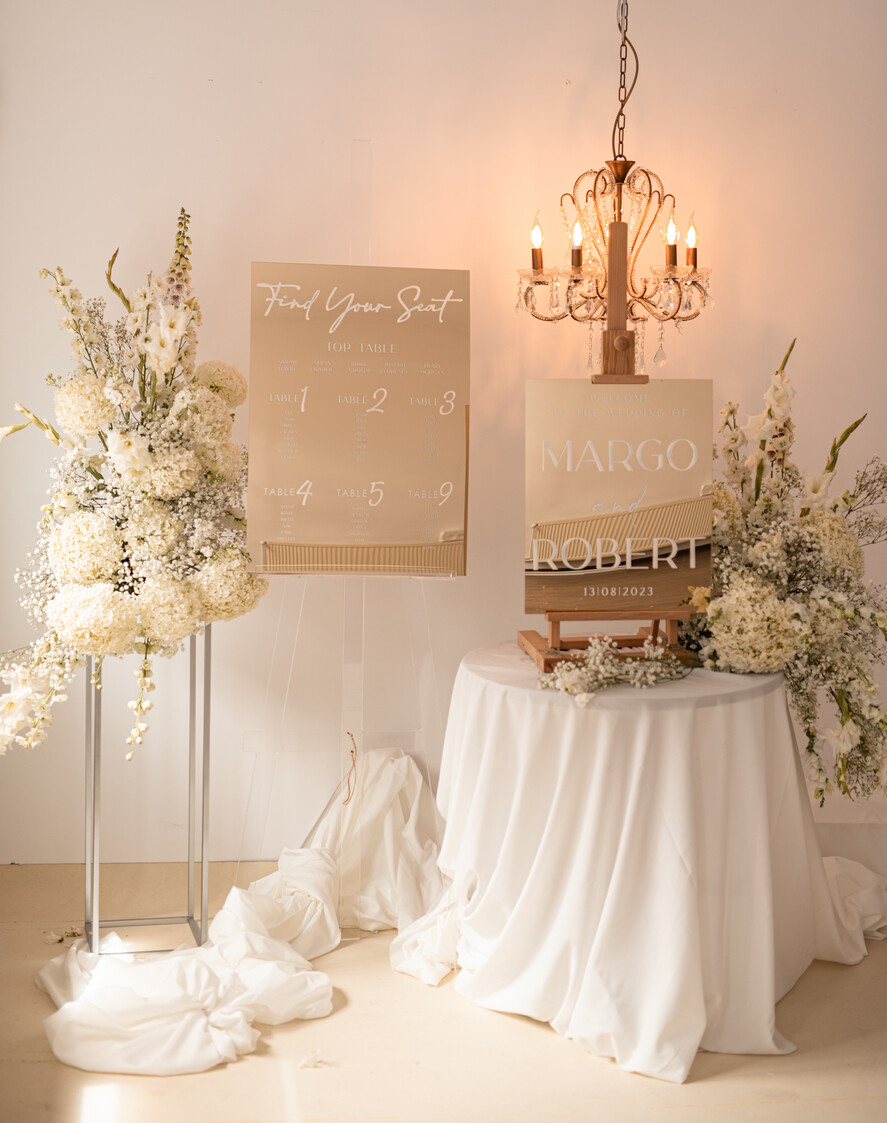 Plany stołów złote na lustrze  Tablica powitalna slubna glamour, elegancka na złotym lustrze plansza powitanie gości na Wesele, rama powitanie na weselu tlansza powitalna na złotym lustrze5