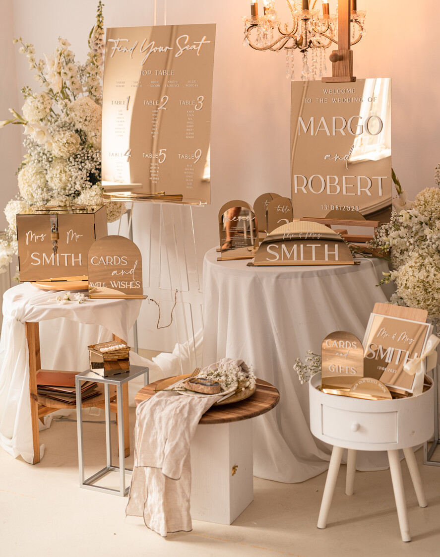 Plany stołów złote na lustrze  Tablica powitalna slubna glamour, elegancka na złotym lustrze plansza powitanie gości na Wesele, rama powitanie na weselu tlansza powitalna na złotym lustrze2