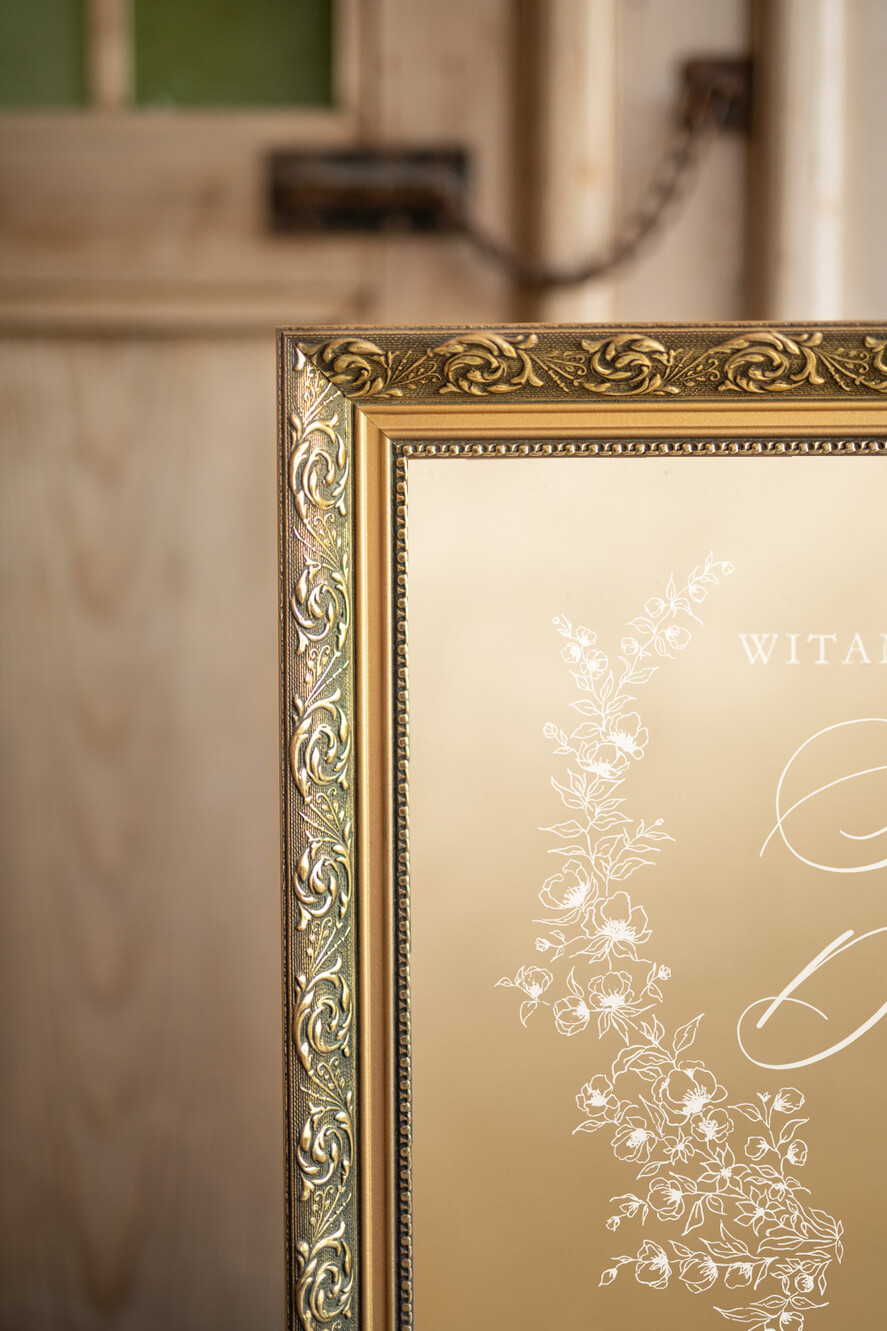 Plany stołów złote na lustrze  1