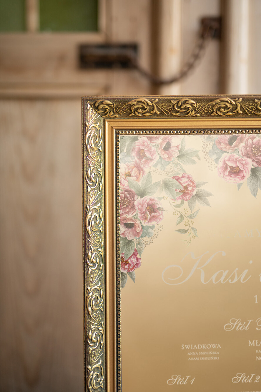 Plany stołów złote na lustrze  złoty plan stłów na lustrze usadzenie gości na weselu złota ozdobna rama powitanie gości 2
