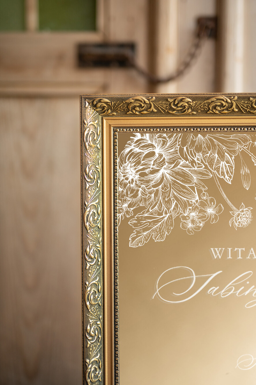 Plany stołów złote na lustrze  tablica informacyjna dla gości weselnych, wydruk na złotym lustrze2