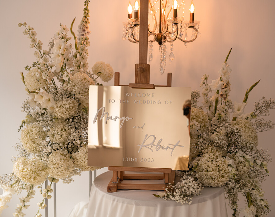 Plany stołów złote na lustrze  Tablica powitalna slubna glamour, elegancka na złotym lustrze plansza powitanie gości na Wesele, rama powitanie na weselu tlansza powitalna na złotym lustrze4