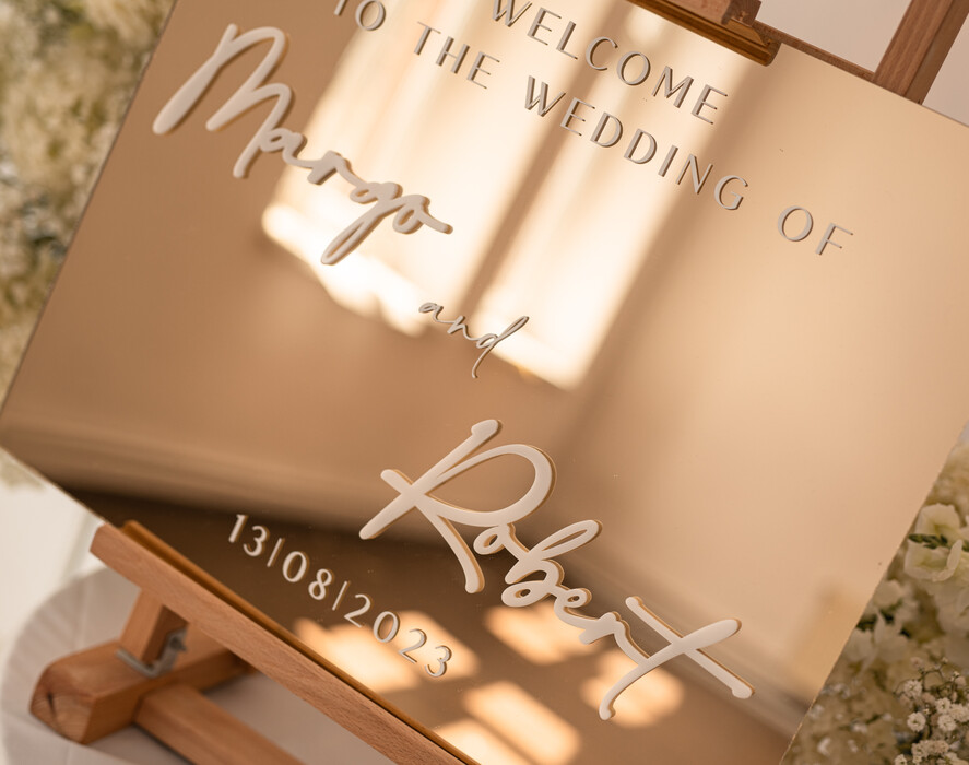 Plany stołów złote na lustrze  Tablica powitalna slubna glamour, elegancka na złotym lustrze plansza powitanie gości na Wesele, rama powitanie na weselu tlansza powitalna na złotym lustrze1