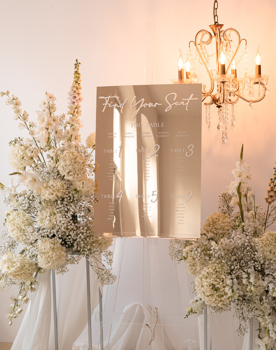 Plany stołów złote na lustrze  Złoty plan usadzenia gości, plan stołów na weselu złote lustro, plan stolow glamour, złota plansza weselna, plan usadzenia gosci na weselu na zlotym lustrze 5