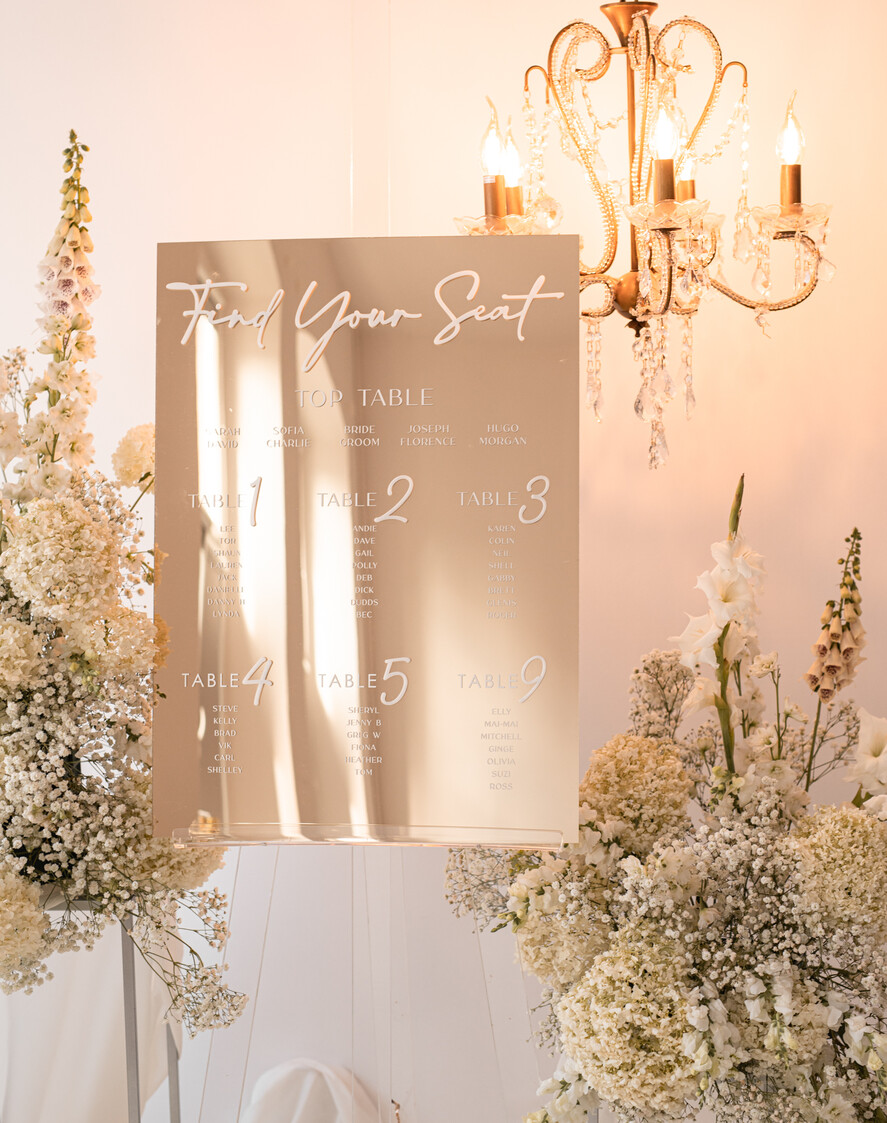 Plany stołów złote na lustrze  Złoty plan usadzenia gości, plan stołów na weselu złote lustro, plan stolow glamour, złota plansza weselna, plan usadzenia gosci na weselu na zlotym lustrze 1