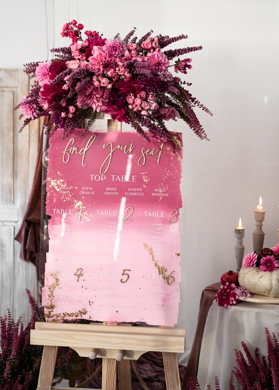 Plany stołów na pleksie - akryl Różowy Plan Stołów z pleksi, Tablica powitalna weselu, elegancka powitalna plansza ze złotymi literami, rama plan stołów11