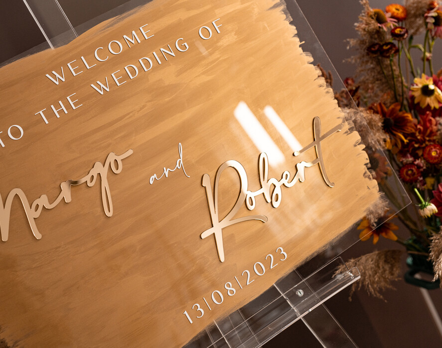 Plany stołów na pleksie - akryl Tablica powitalna slubna glamour, elegancka powitalna plansza ze złotymi literami, rama powitanie na weselu tlansza powitalna na pleksi ze zlotymi literami2
