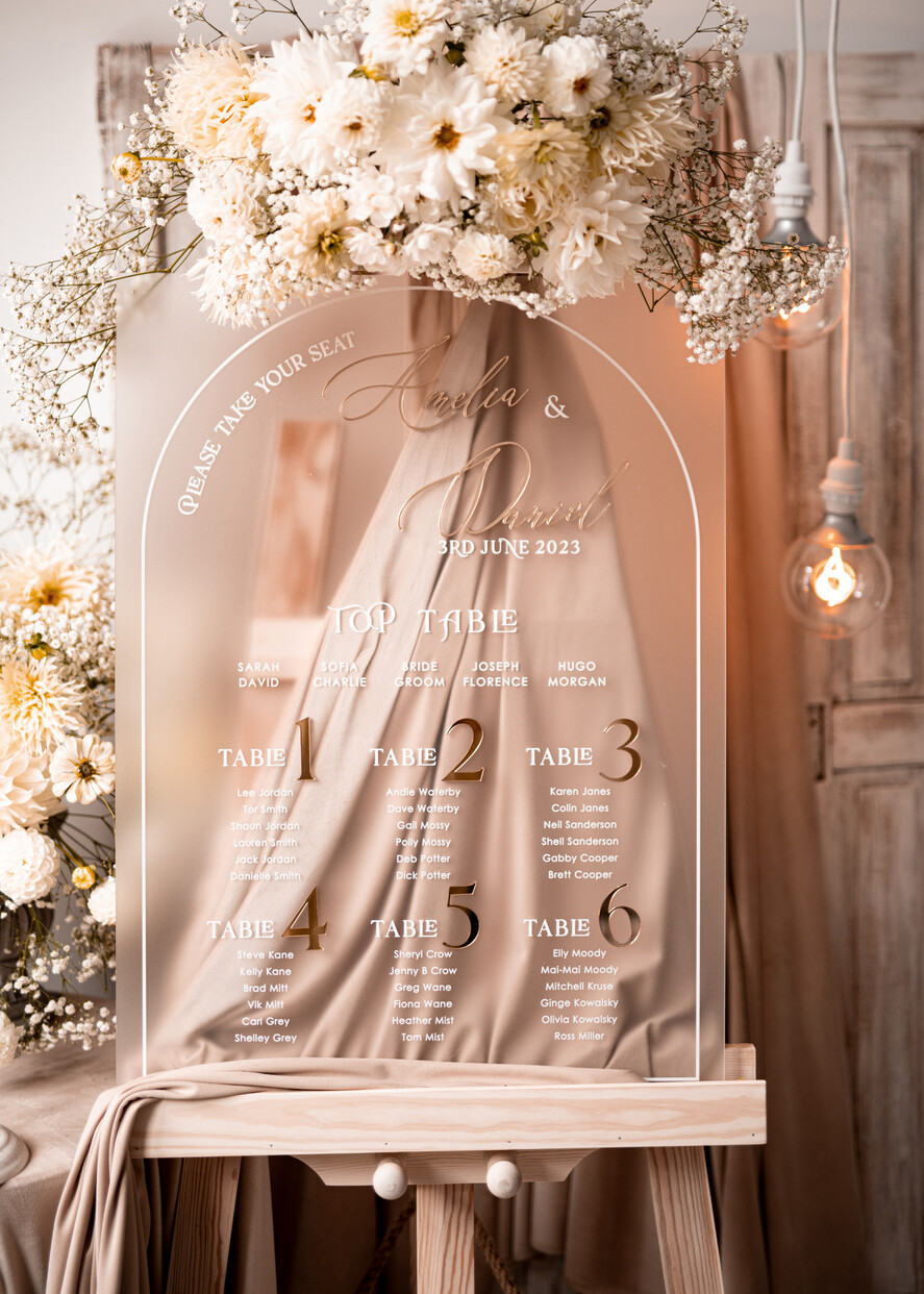 Plany stołów na pleksie - akryl Satynowa Tablica Plan stołów glamour, elegancki plan stołów ze złotymi literami, plan usadzenia gości na weselu plansza powitalna na satynowej pleksie10