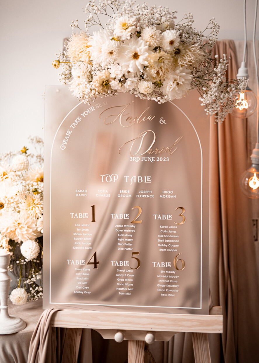 Plany stołów na pleksie - akryl Satynowa Tablica Plan stołów glamour, elegancki plan stołów ze złotymi literami, plan usadzenia gości na weselu plansza powitalna na satynowej pleksie11