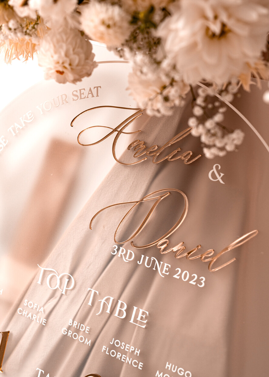 Plany stołów na pleksie - akryl Satynowa Tablica Plan stołów glamour, elegancki plan stołów ze złotymi literami, plan usadzenia gości na weselu plansza powitalna na satynowej pleksie12