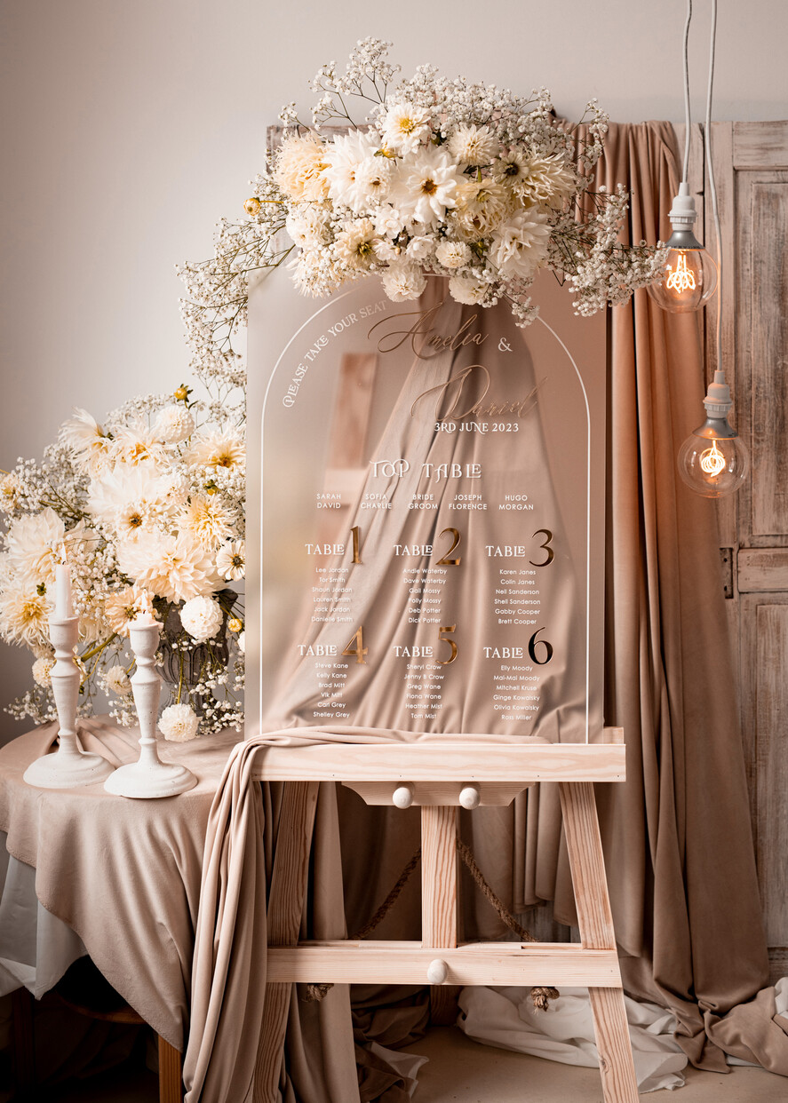 Plany stołów na pleksie - akryl Satynowa Tablica Plan stołów glamour, elegancki plan stołów ze złotymi literami, plan usadzenia gości na weselu plansza powitalna na satynowej pleksie3