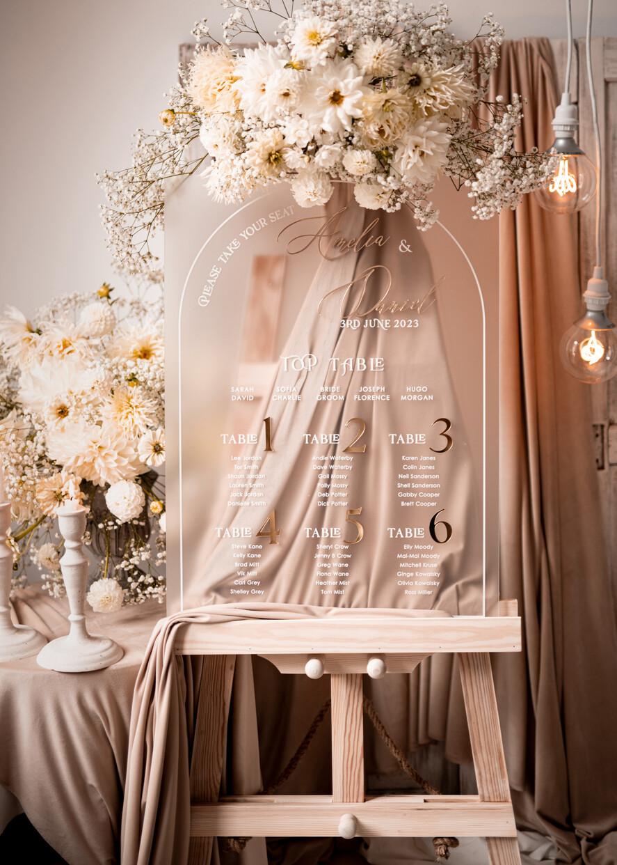 Plany stołów na pleksie - akryl Satynowa Tablica Plan stołów glamour, elegancki plan stołów ze złotymi literami, plan usadzenia gości na weselu plansza powitalna na satynowej pleksie4