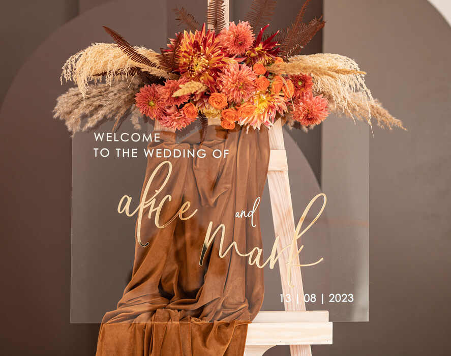 Plany stołów na pleksie - akryl Tablica powitalna slubna glamour, elegancka powitalna plansza ze złotymi literami, rama powitanie na weselu plansza powitalna na pleksie ze zlotymi literami4