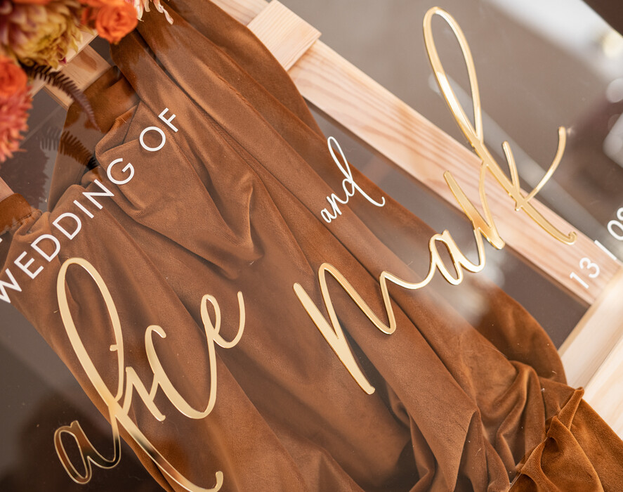 Plany stołów na pleksie - akryl Tablica powitalna slubna glamour, elegancka powitalna plansza ze złotymi literami, rama powitanie na weselu plansza powitalna na pleksie ze zlotymi literami2