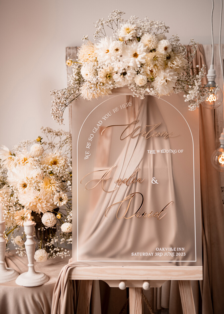 Plany stołów na pleksie - akryl Tablica powitalna slubna glamour, elegancka powitalna plansza ze złotymi literami, rama powitanie na weselu plansza powitalna na pleksie ze zlotymi literami17