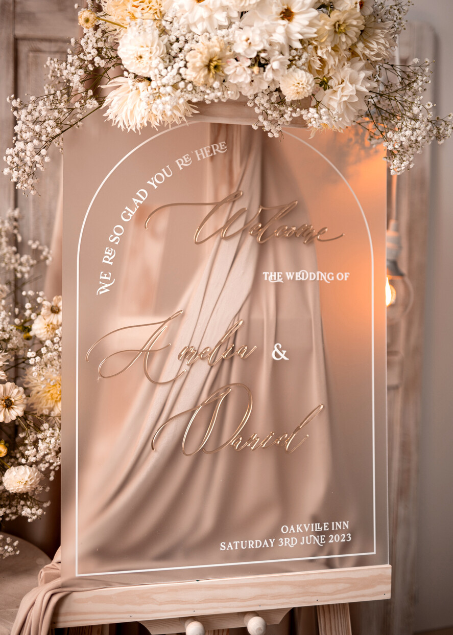 Plany stołów na pleksie - akryl Tablica powitalna slubna glamour, elegancka powitalna plansza ze złotymi literami, rama powitanie na weselu plansza powitalna na pleksie ze zlotymi literami8