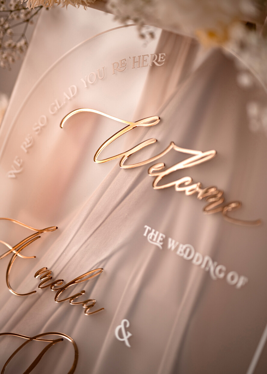 Plany stołów na pleksie - akryl Tablica powitalna slubna glamour, elegancka powitalna plansza ze złotymi literami, rama powitanie na weselu plansza powitalna na pleksie ze zlotymi literami2