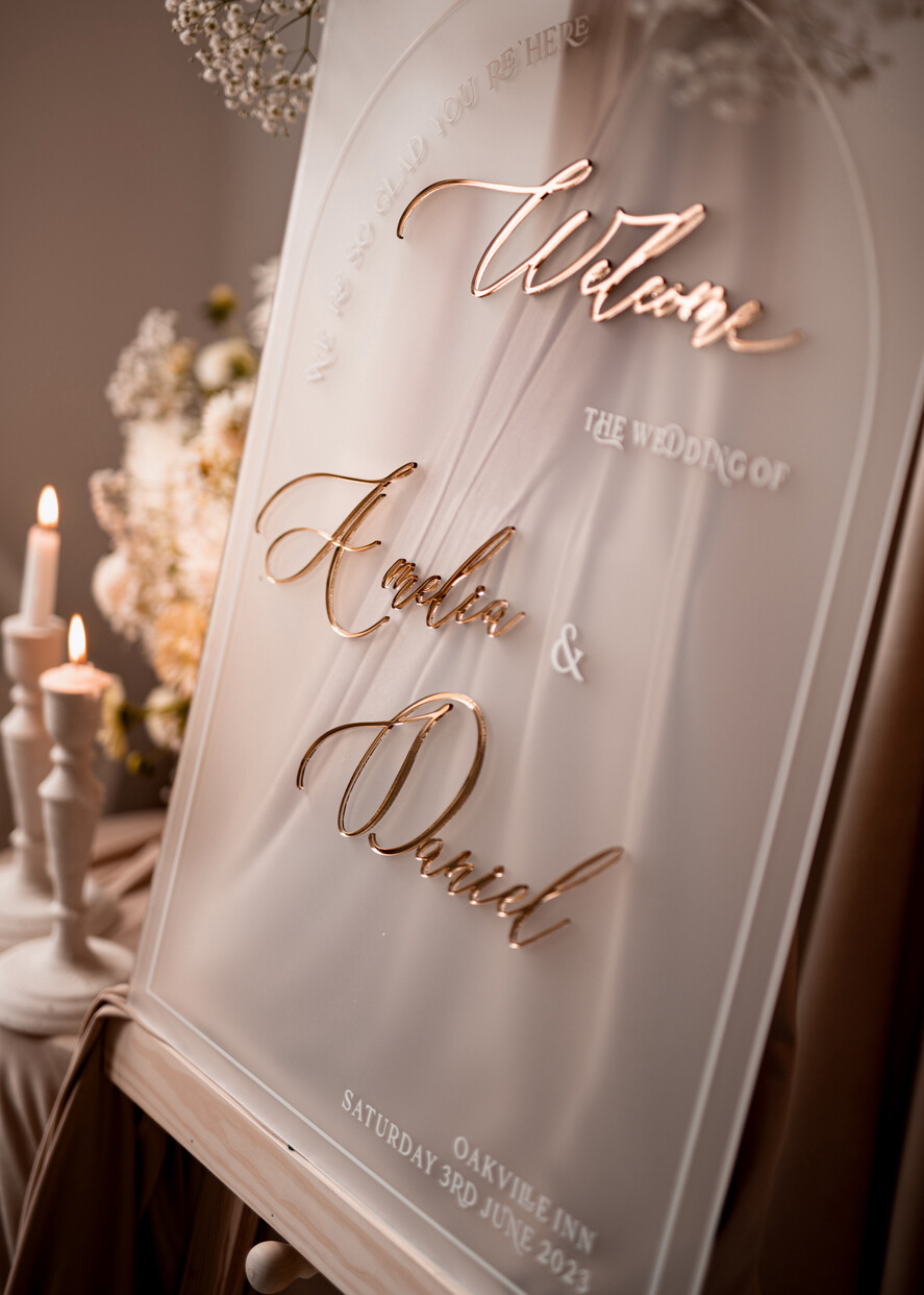 Plany stołów na pleksie - akryl Tablica powitalna slubna glamour, elegancka powitalna plansza ze złotymi literami, rama powitanie na weselu plansza powitalna na pleksie ze zlotymi literami6