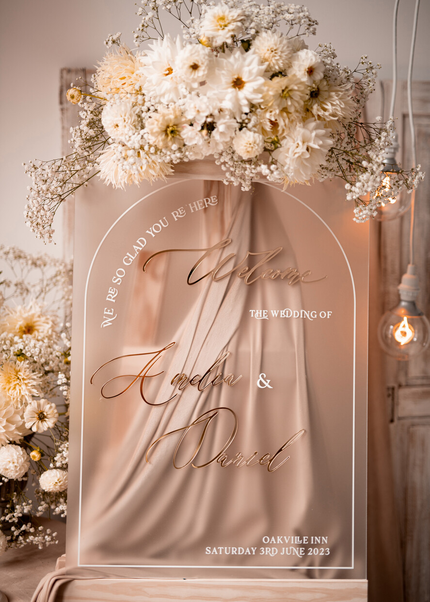 Plany stołów na pleksie - akryl Tablica powitalna slubna glamour, elegancka powitalna plansza ze złotymi literami, rama powitanie na weselu plansza powitalna na pleksie ze zlotymi literami15