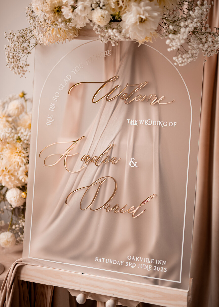 Plany stołów na pleksie - akryl Tablica powitalna slubna glamour, elegancka powitalna plansza ze złotymi literami, rama powitanie na weselu plansza powitalna na pleksie ze zlotymi literami13