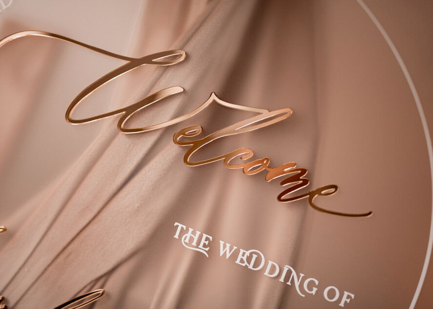 Plany stołów na pleksie - akryl Tablica powitalna slubna glamour, elegancka powitalna plansza ze złotymi literami, rama powitanie na weselu plansza powitalna na pleksie ze zlotymi literami12
