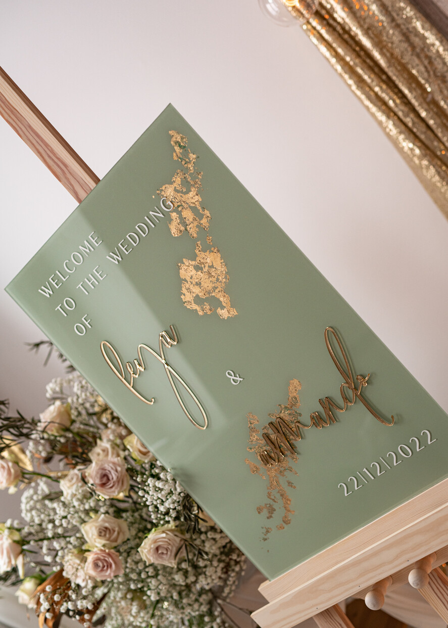 Plany stołów na pleksie - akryl Tablica powitanie na weselu, elegancka powitalna plansza ze złotymi literami, rama powitanie na weselu plansza powitalna na pleksie ze zlotymi literami2