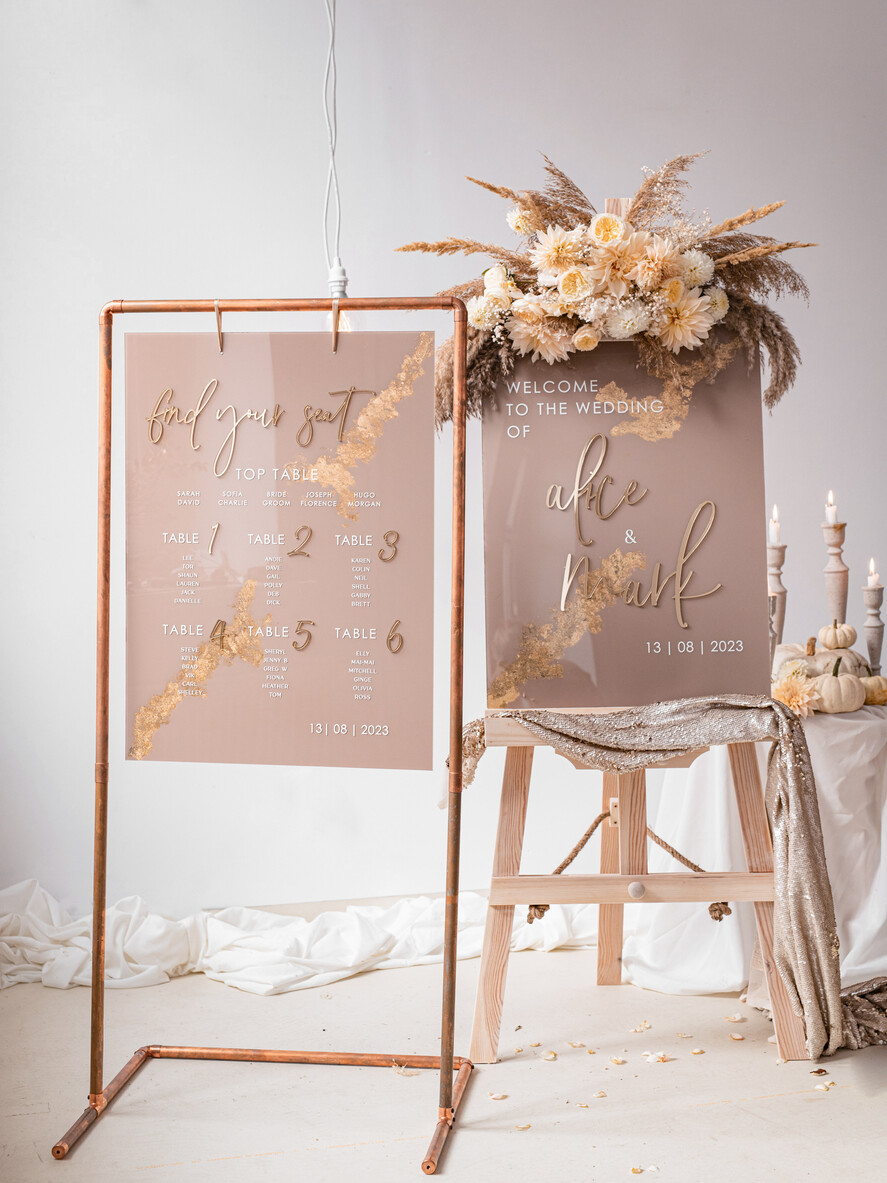 Plany stołów na pleksie - akryl Złota Tablica powitalna slubna glamour, elegancka powitalna plansza ze złotymi literami, rama powitanie na weselu plansza powitalna na pleksie ze zlotymi literami7