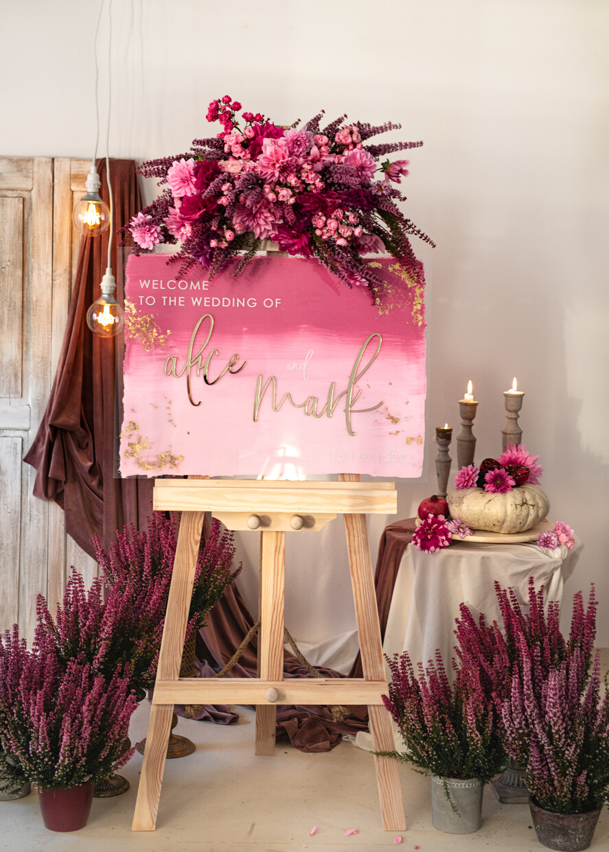 Plany stołów na pleksie - akryl Różowa Tablica powitalna slubna glamour, elegancka powitalna plansza ze złotymi literami, rama powitanie na weselu plansza powitalna na pleksie ze zlotymi literami11