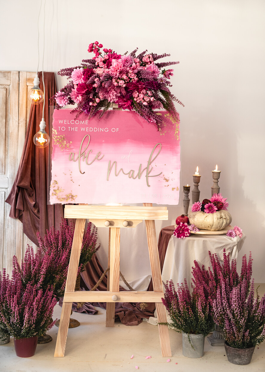Plany stołów na pleksie - akryl Różowa Tablica powitalna slubna glamour, elegancka powitalna plansza ze złotymi literami, rama powitanie na weselu plansza powitalna na pleksie ze zlotymi literami10