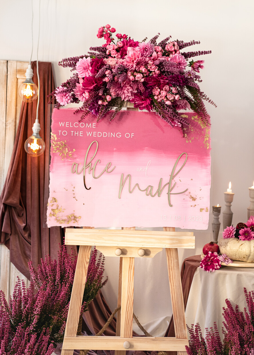 Plany stołów na pleksie - akryl Różowa Tablica powitalna slubna glamour, elegancka powitalna plansza ze złotymi literami, rama powitanie na weselu plansza powitalna na pleksie ze zlotymi literami9
