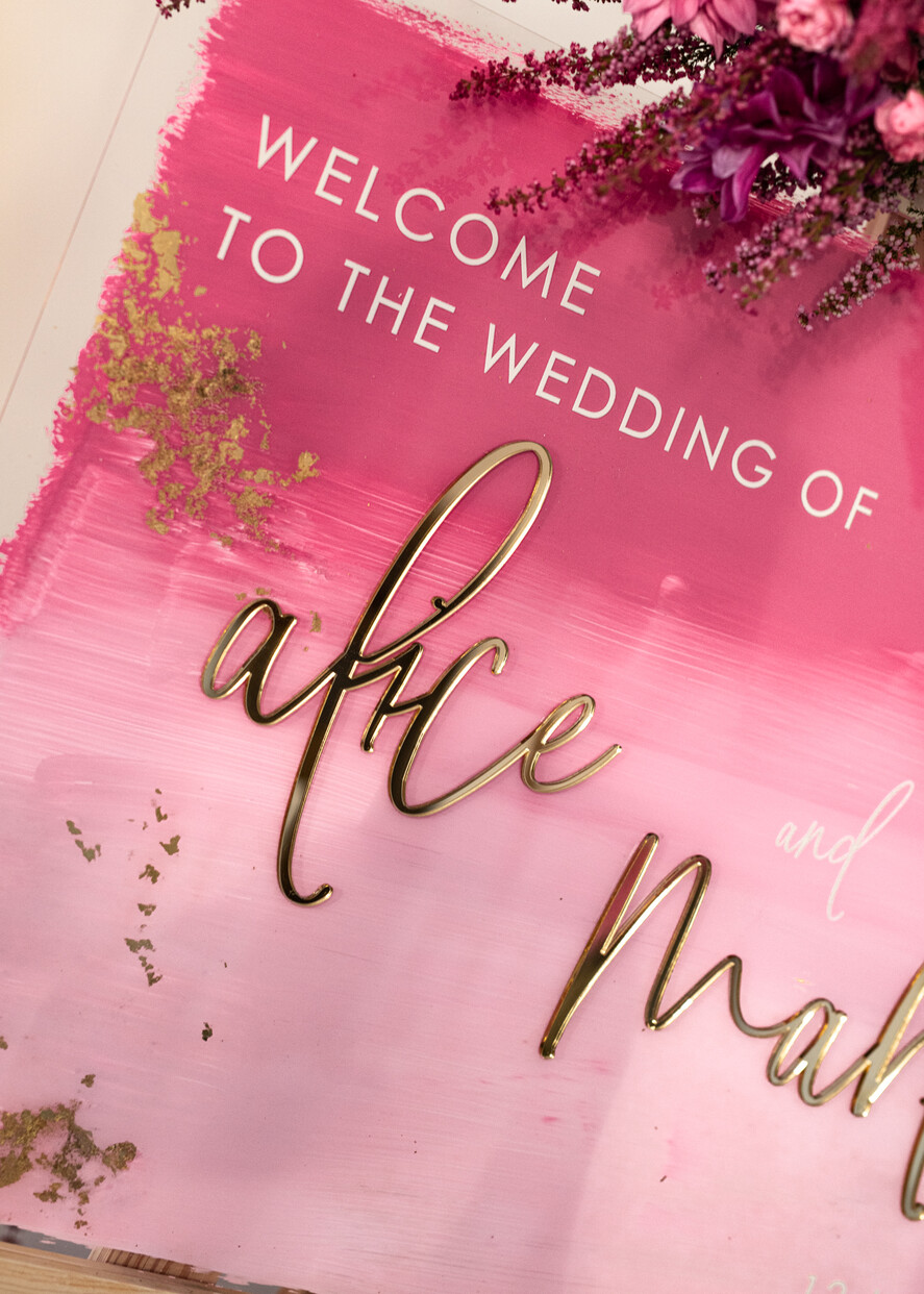Plany stołów na pleksie - akryl Różowa Tablica powitalna slubna glamour, elegancka powitalna plansza ze złotymi literami, rama powitanie na weselu plansza powitalna na pleksie ze zlotymi literami8