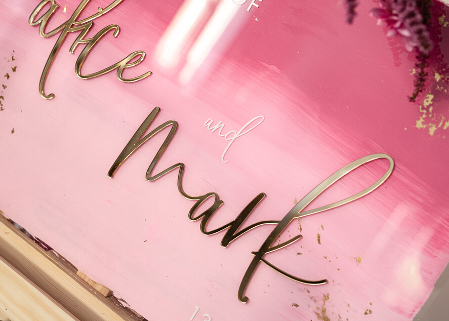 Plany stołów na pleksie - akryl Różowa Tablica powitalna slubna glamour, elegancka powitalna plansza ze złotymi literami, rama powitanie na weselu plansza powitalna na pleksie ze zlotymi literami7