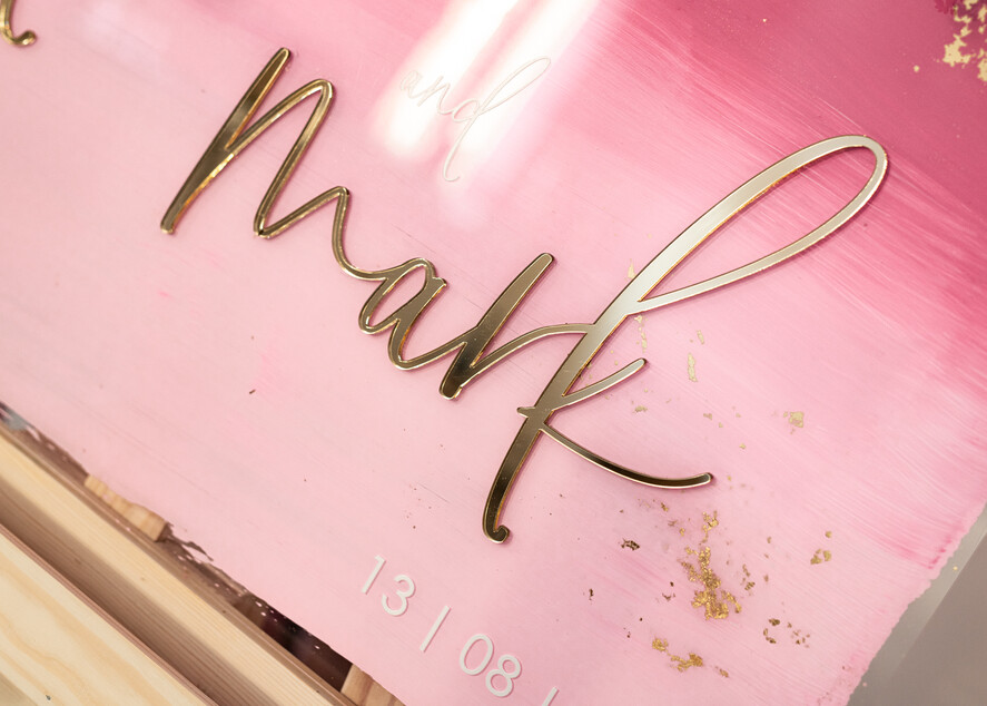 Plany stołów na pleksie - akryl Różowa Tablica powitalna slubna glamour, elegancka powitalna plansza ze złotymi literami, rama powitanie na weselu plansza powitalna na pleksie ze zlotymi literami6