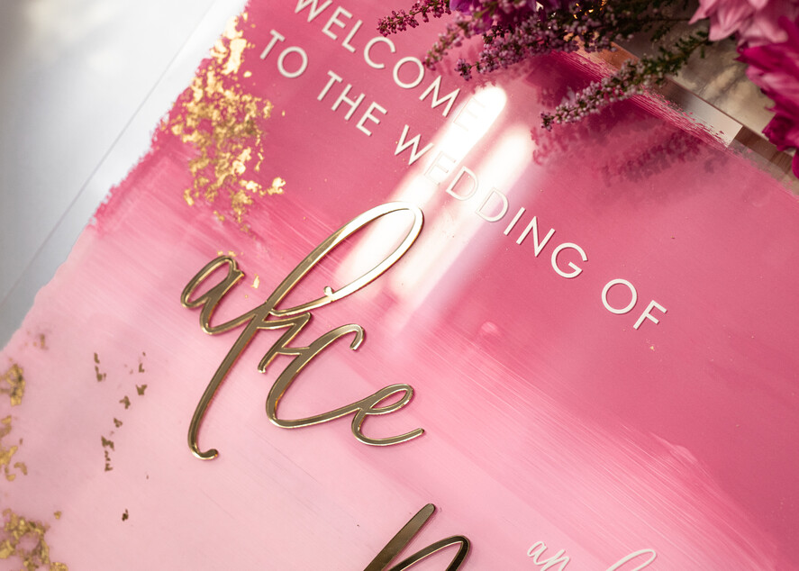 Plany stołów na pleksie - akryl Różowa Tablica powitalna slubna glamour, elegancka powitalna plansza ze złotymi literami, rama powitanie na weselu plansza powitalna na pleksie ze zlotymi literami5