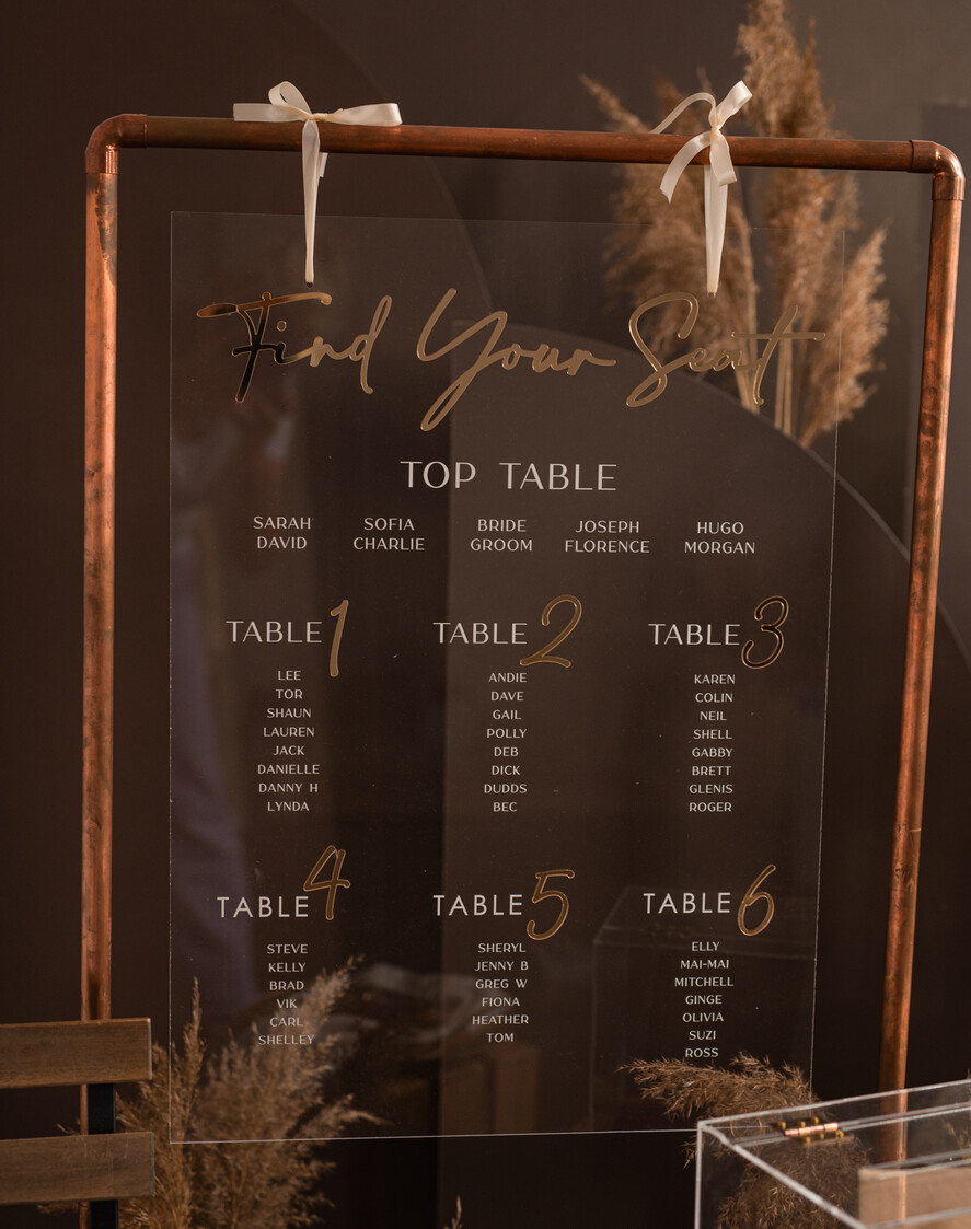 Plany stołów na pleksie - akryl plansza powitanie gości i plan stołów w jednym, akrylowy plan stołów, nowoczesna plansza usadzenia gości, plan stołów w stylu glamour11