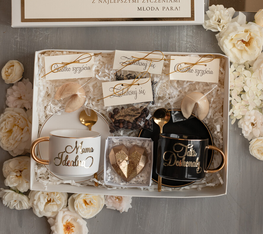 Prezenty, Podziękowania dla Rodziców zestawy prezentowe kubki filiżanki pomysł na prezent dla Rodziców na weselu, filiżanki biała i czarna dla Rodziców, prezent dla Rodziców od Młodej Pary, podziękowanie dla Rodziców 1