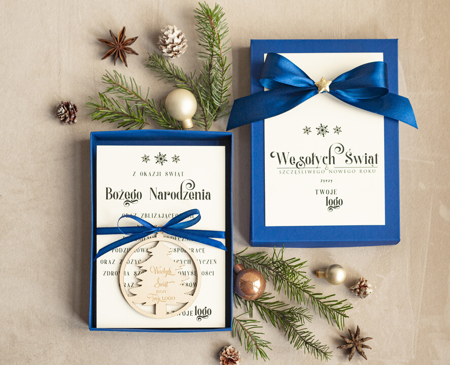 Kartki świąteczne z logo firmy kartka pudełko Biznesowe kartki świąteczne z logo w pudełku z bombką choinka na choinkę- drewniane zawieszki na choinkę prezent dla klientów4
