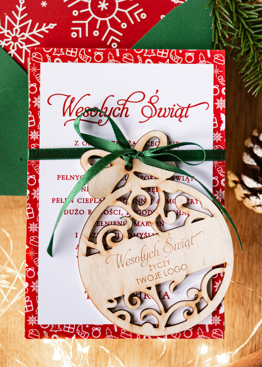 Kartki świąteczne z logo firmy z magnesem lub zawieszką na choinkę kartki świąteczne dla firm Drewniana bombka zawieszka na choinke z Logo firmy świateczna kartka firmowa śnieżyka1