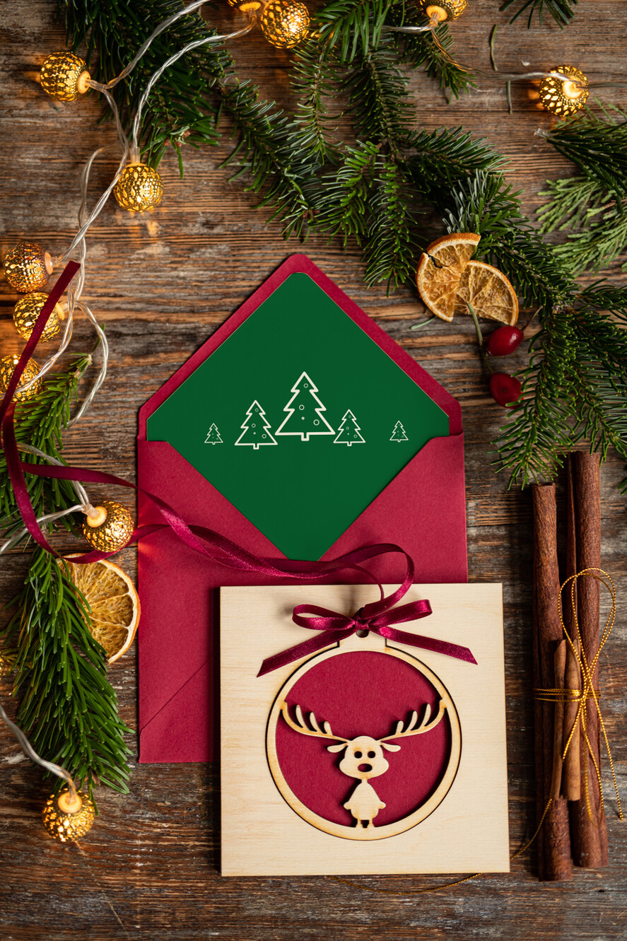 Kartki świąteczne z logo firmy z magnesem lub zawieszką na choinkę kartki świąteczne dla firm Drewniana bombka zawieszka na choinke z Logo firmy świateczna kartka firmowa bombka0