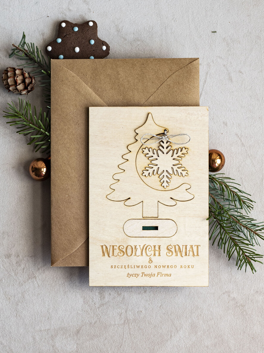 Kartki świąteczne z logo firmy z magnesem lub zawieszką na choinkę Drewniana kartka świąteczna z logo firmy - świąteczna choinka stojąca z kartką świąteczna firmową, drewniana kartka na swieta, kartka swiateczna z zawieszką3