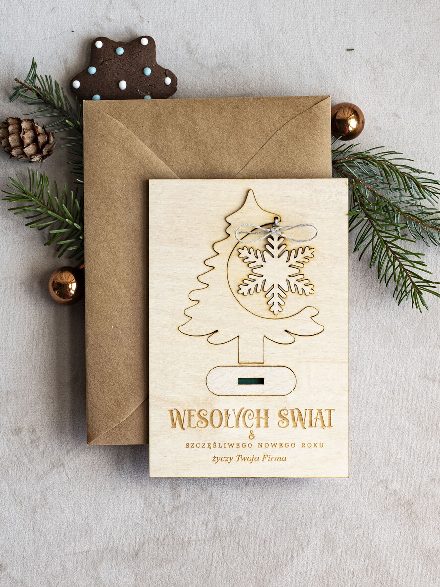 Kartki świąteczne z logo firmy z magnesem lub zawieszką na choinkę Drewniana kartka świąteczna z logo firmy - świąteczna choinka stojąca z kartką świąteczna firmową, drewniana kartka na swieta, kartka swiateczna z zawieszką4
