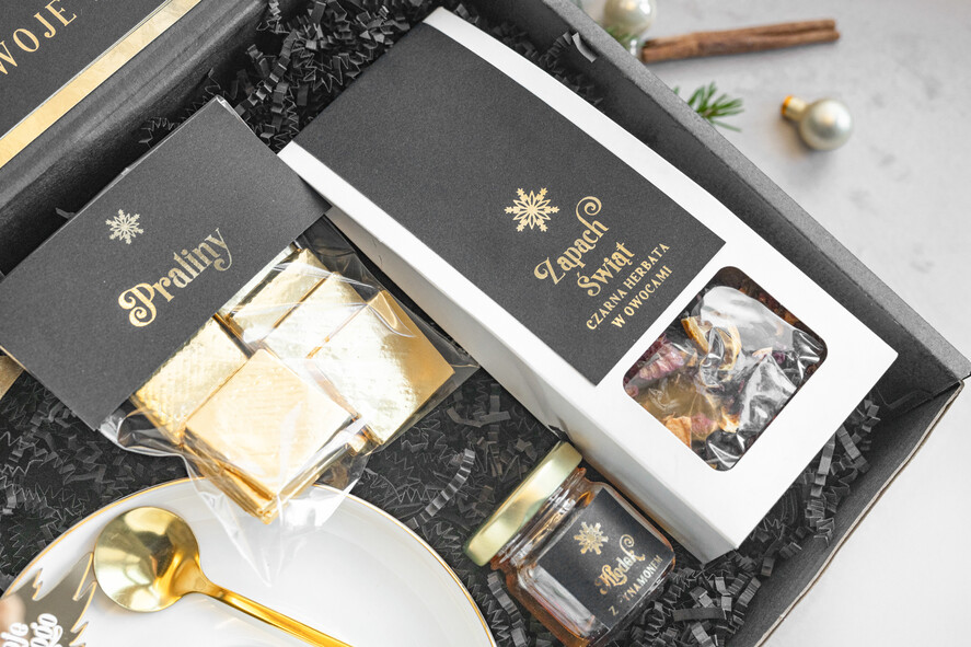 Prezenty oferta dla Firm kubki, filiżanki, kubki termiczne kosze prezentowe dla firm, prezenty biznesowe z filiżanką z kawą i herbatą, upominki na święta dla pracowników i kontrahentów, personalizowane prezenty firmowe, zestawy świąteczne z logo, firmowe upominki świąteczne7