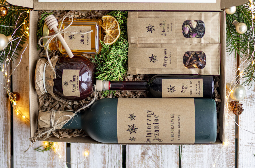 Prezenty oferta dla Firm zestawy na rozgrzewkę Oryginalne prezenty świąteczne dla pracowników, kosz prezentowy  z logo upominek świąteczny dla  klientów biznesowych, świąteczne boxy prezentowe2