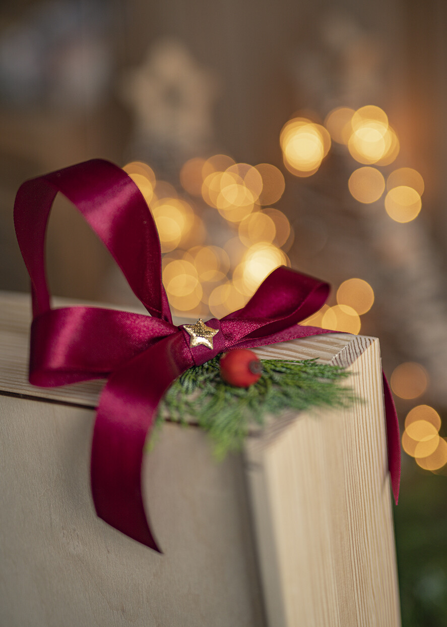 Prezenty oferta dla Firm zestawy na rozgrzewkę Prezent od firmy na święta grzaniec w drewnianej skrzynce, ekskluzywne prezenty firmowe, eleganckie paczki od firmy, paczki prezentowe2