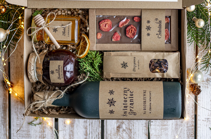 Prezenty oferta dla Firm zestawy na rozgrzewkę Oryginalne prezenty świąteczne dla pracowników, kosz prezentowy  z logo upominek świąteczny dla  klientów biznesowych, świąteczne boxy prezentowe1