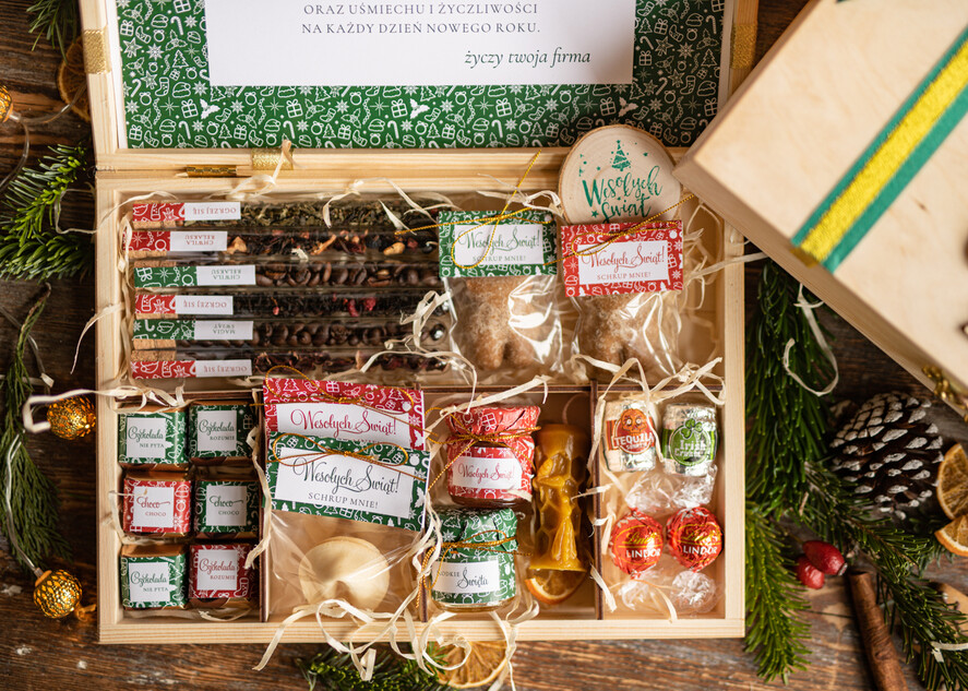 Prezenty oferta dla Firm słodkie zestawy  prezenty na świąta prezent z logo firmy czekolada z dodatkami  miód i herbata1